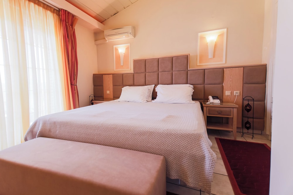 Strass Hotel 8/39