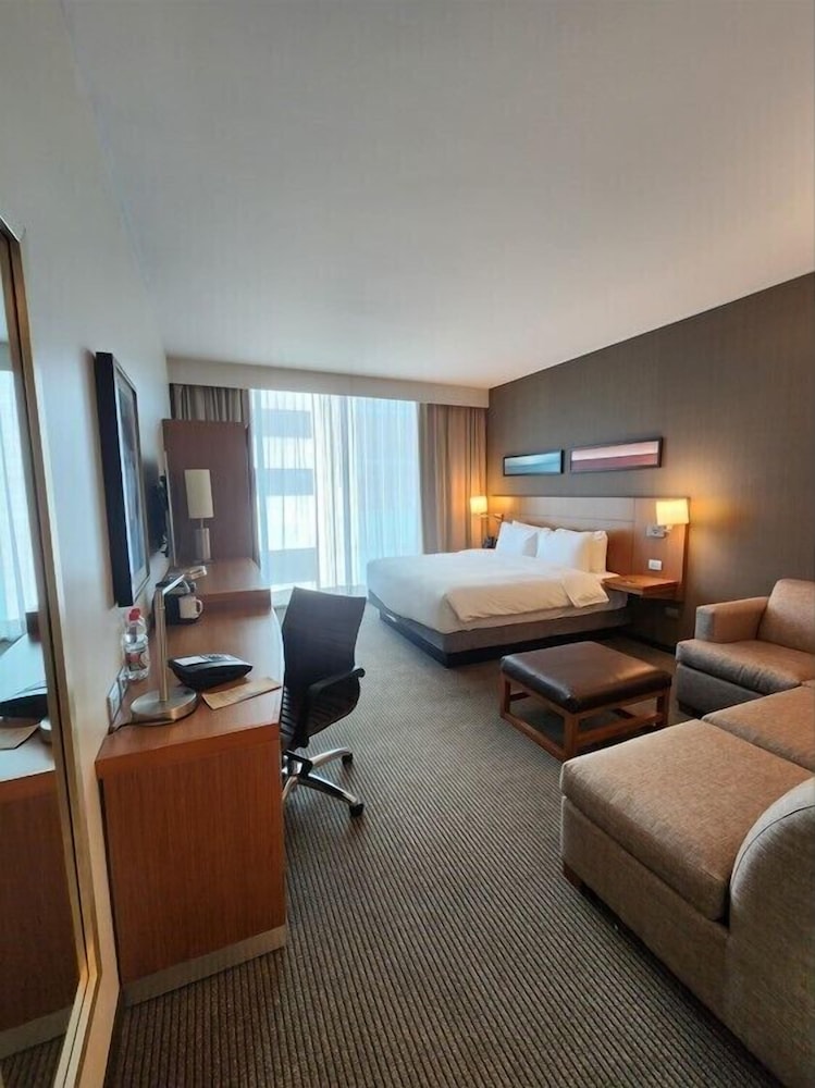 Hyatt Place Santiago Vitacura 12/56