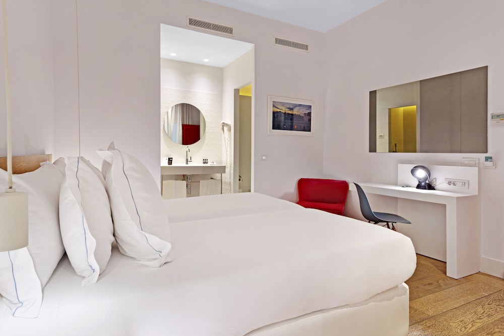ECONOMY, DOUBLE OR TWIN BED