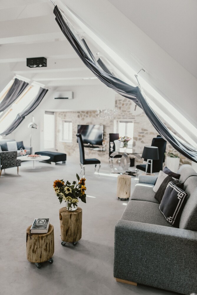 Coco Chanel Boutique Apartment 32/50