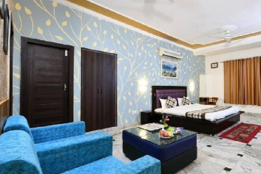 Hotel Chanakya 12/17