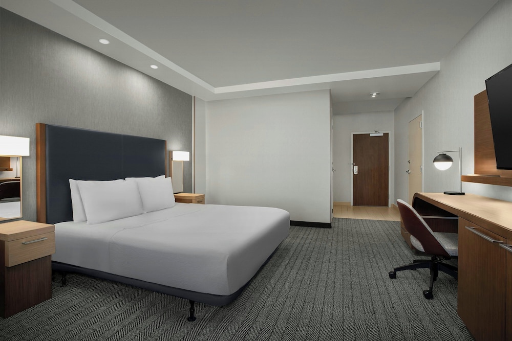 ROOM, KING BED, SOFA