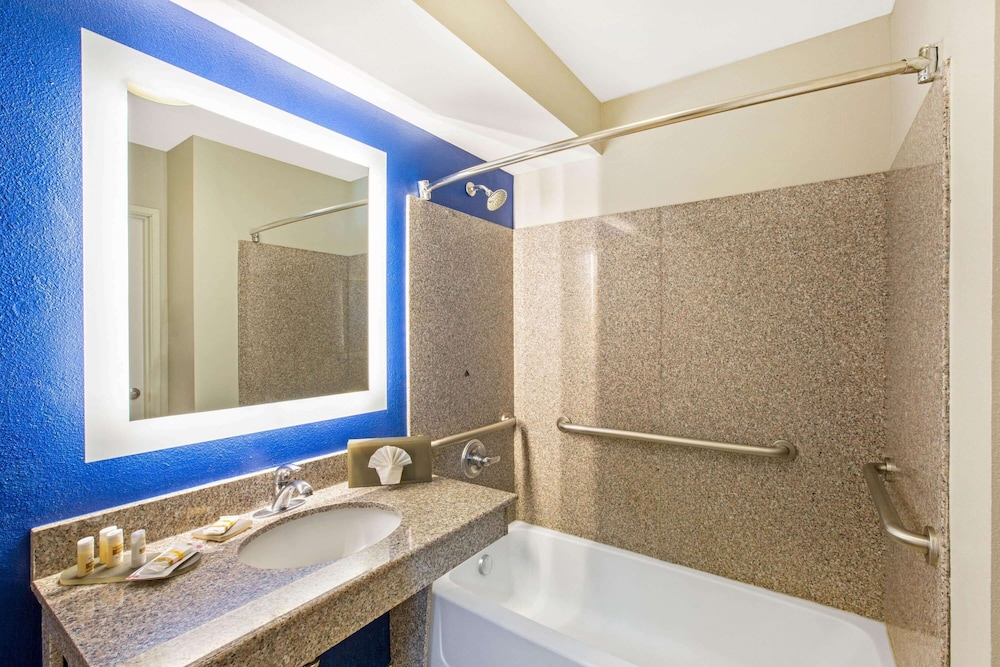 La Quinta Inn & Suites By Wyndham NE Long Beach/Cypress 48/51
