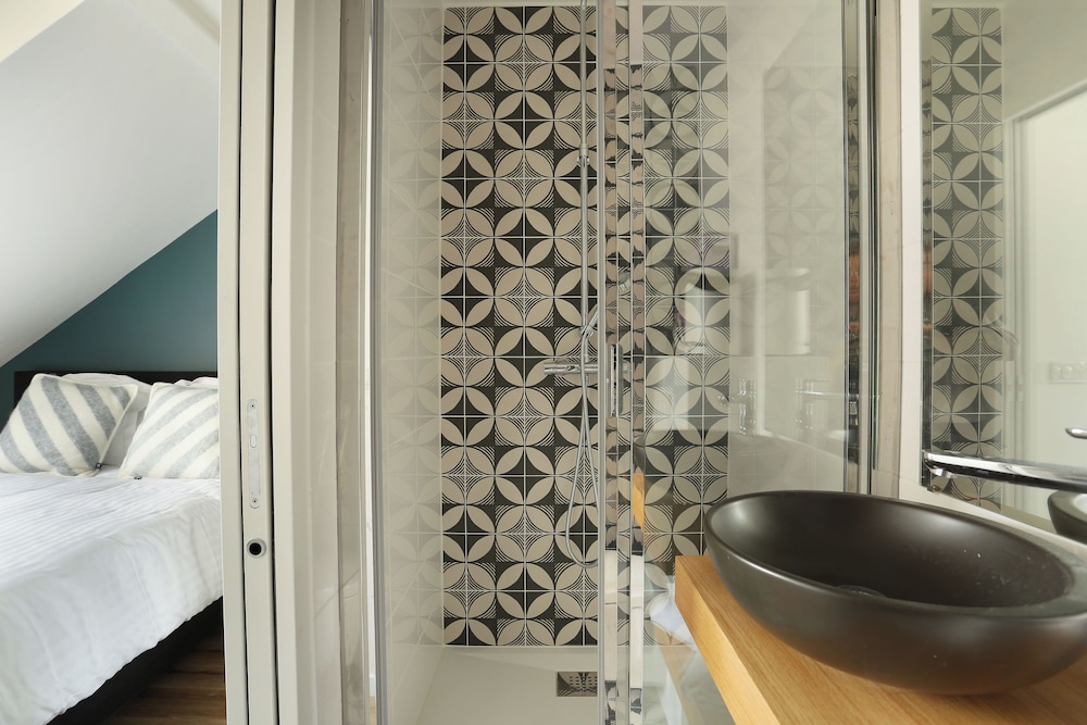 Short Stay Group Eiffel Village Serviced Apartments 46/50