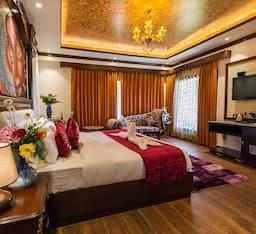 Royal, Suite