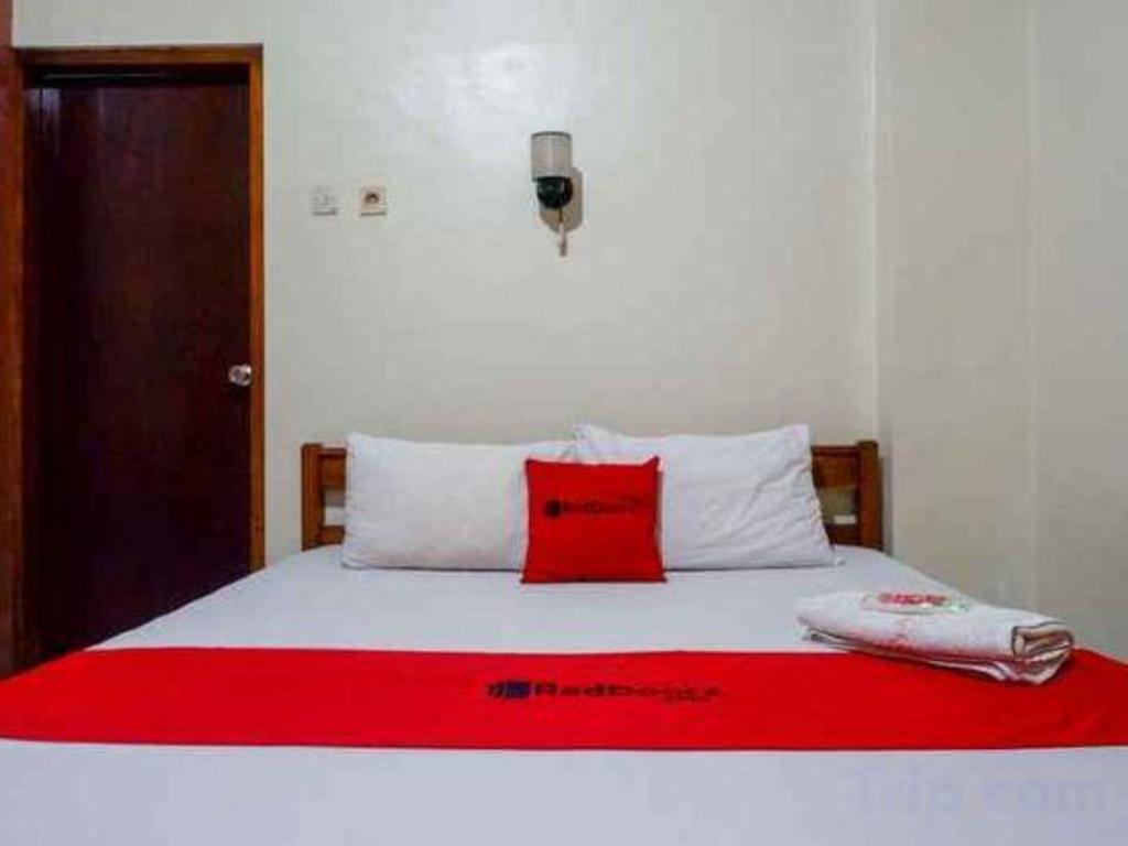 Reddoorz Plus Near Alun Alun Selatan 11/42