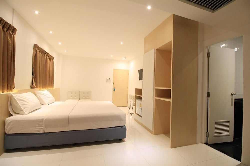 DELUXE, DOUBLE BED
