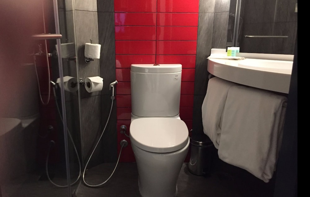 Ibis Saigon Airport 24/73