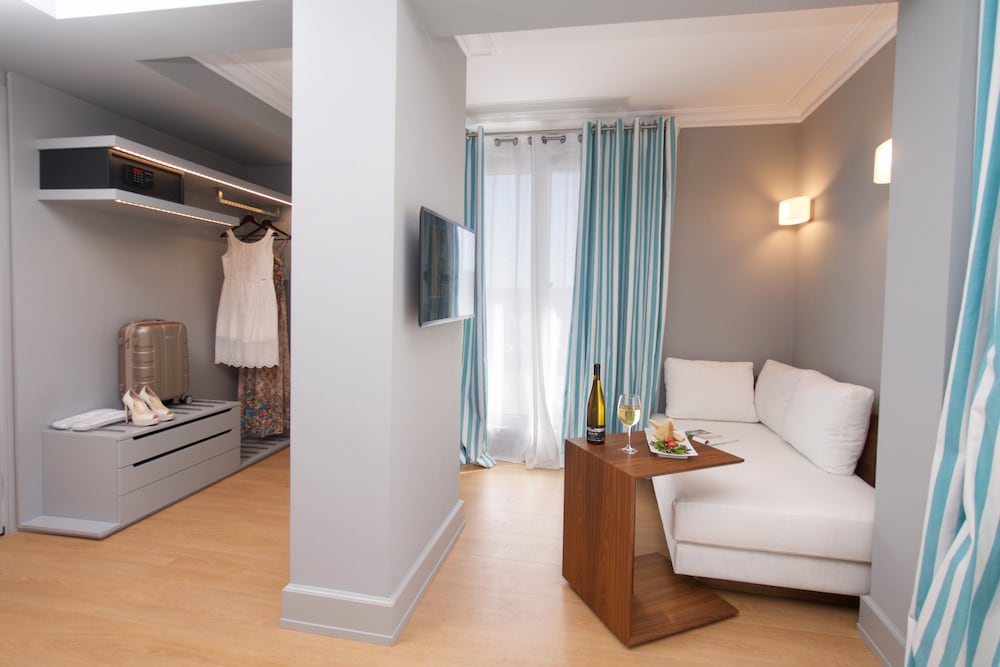 Aenos Hotel 40/62