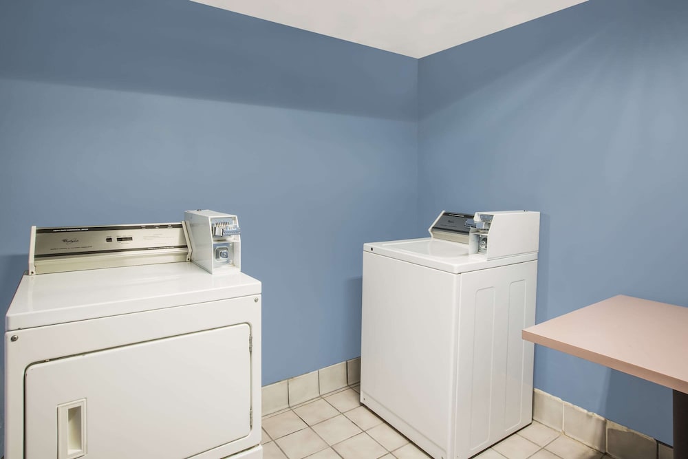 Days Inn By Wyndham Blue Springs 9/29