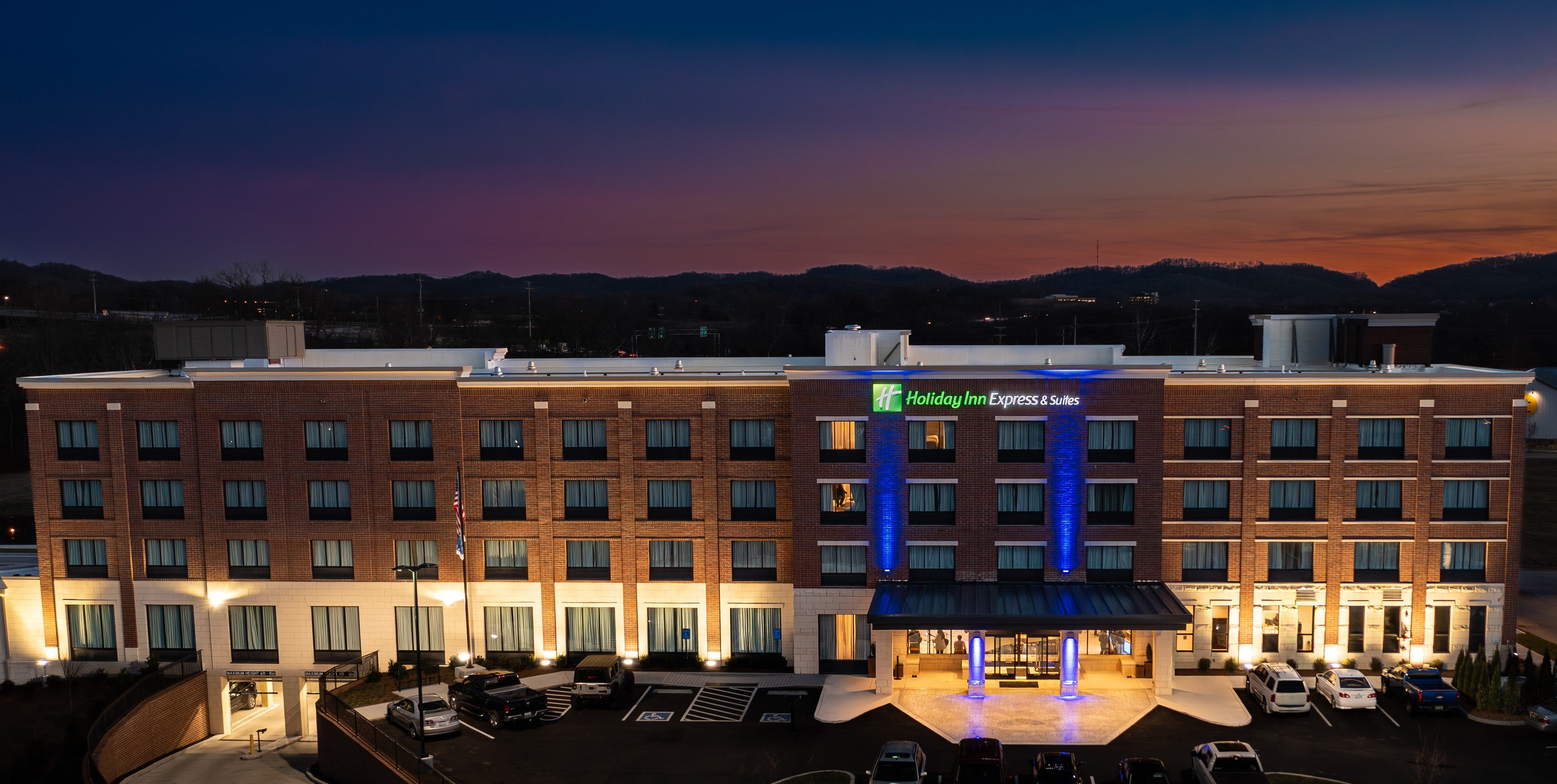 Holiday Inn Express & Suites Franklin - Berry Farms 5/77