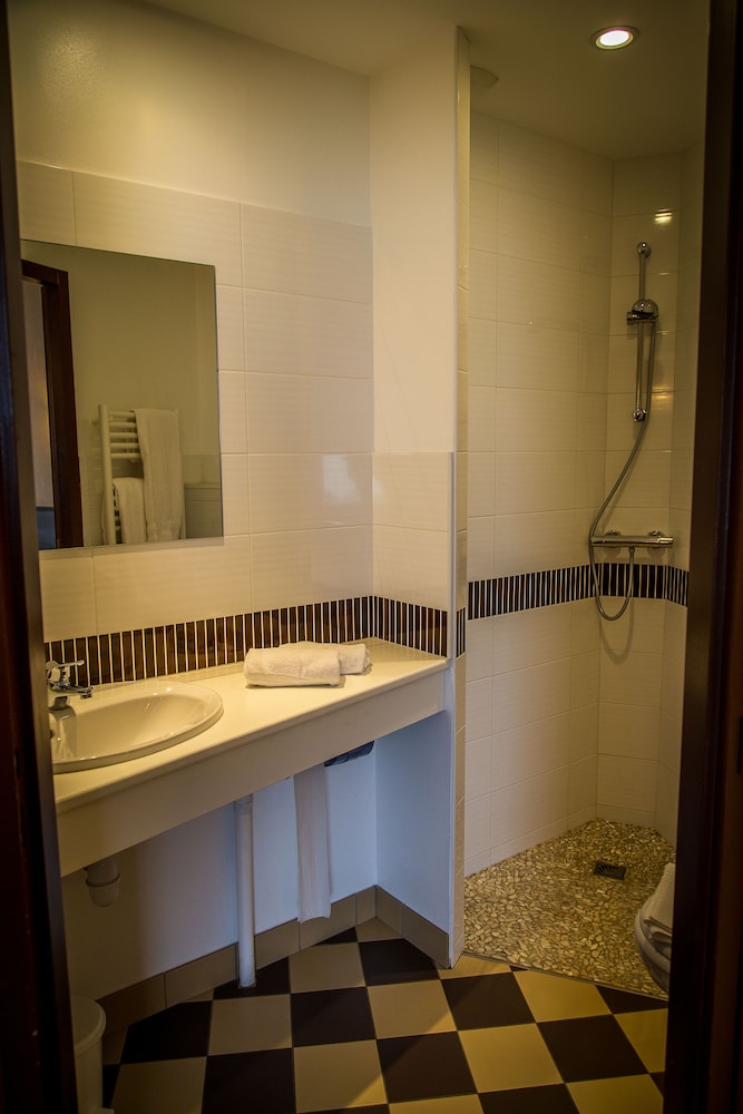 Brit Hotel Azur 31/32