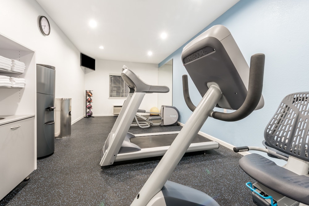 Days Inn Suites By Wyndham Dallas 16/27