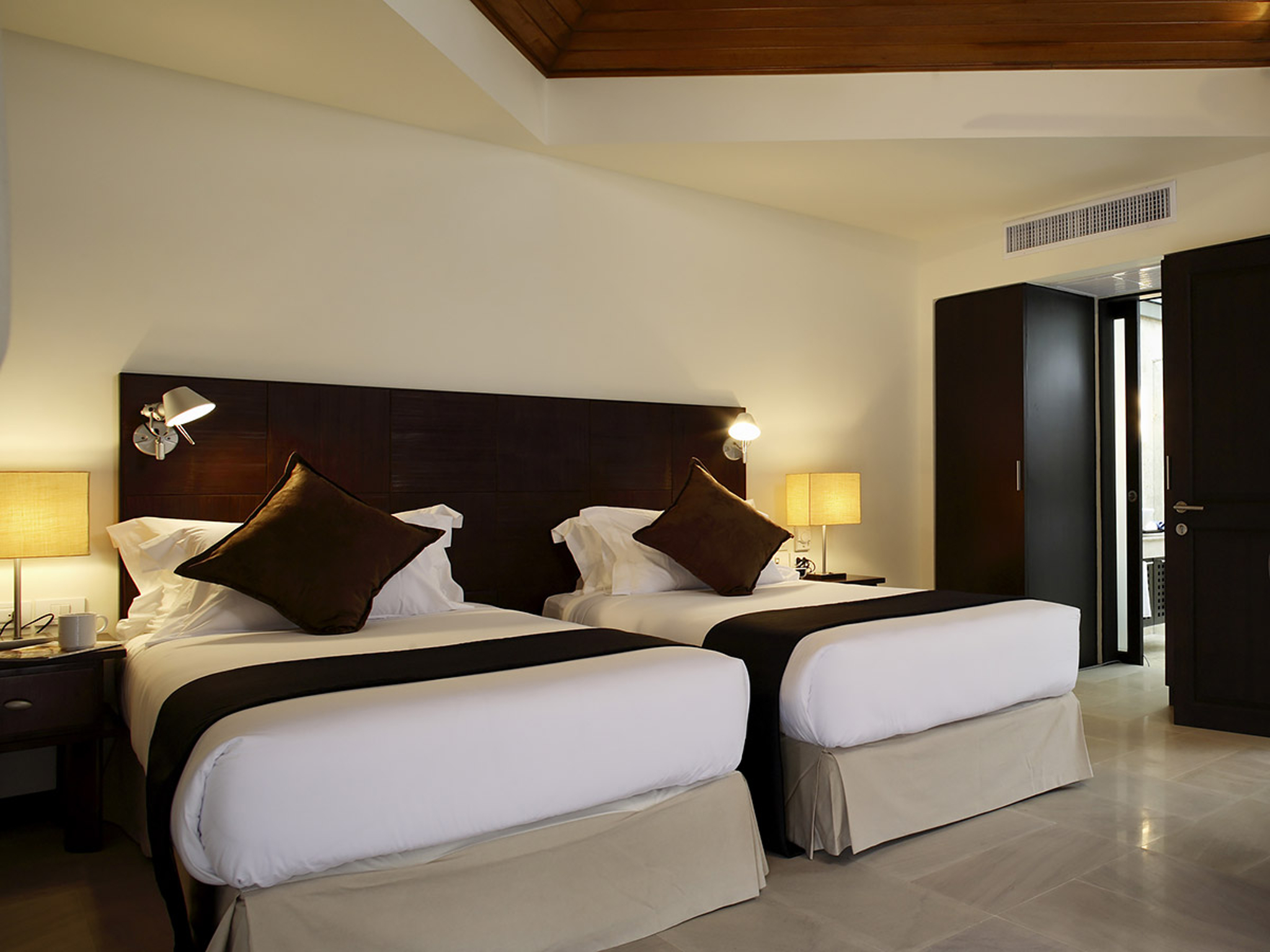 2 Bedrooms, Pool