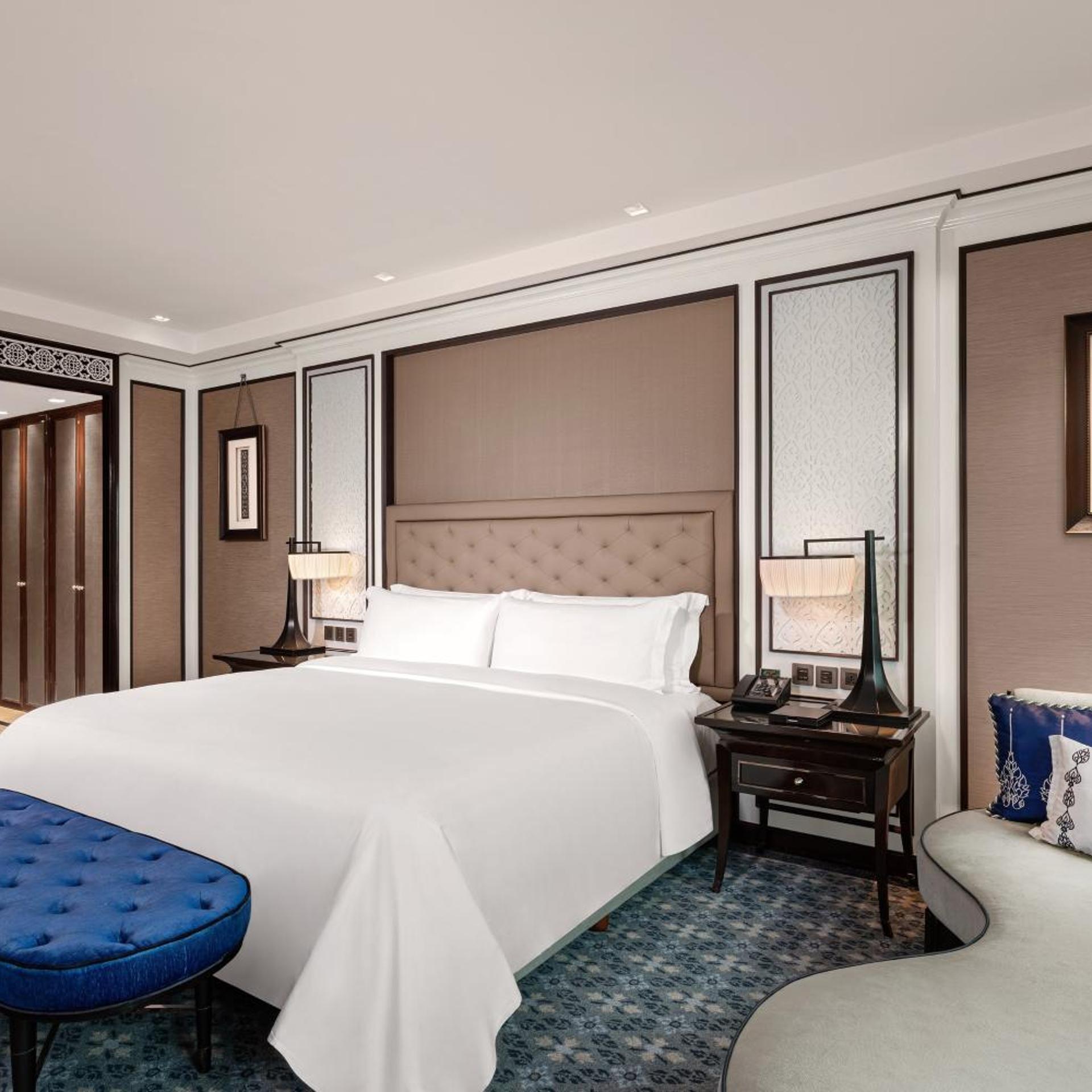 جناح ملكي كلوب بسرير كينج بإطلالة على المدينة مع دخول صالة النادي، THE ATHENEE HOTEL, A LUXURY COLLECTION HOTEL BANGKOK 3/7