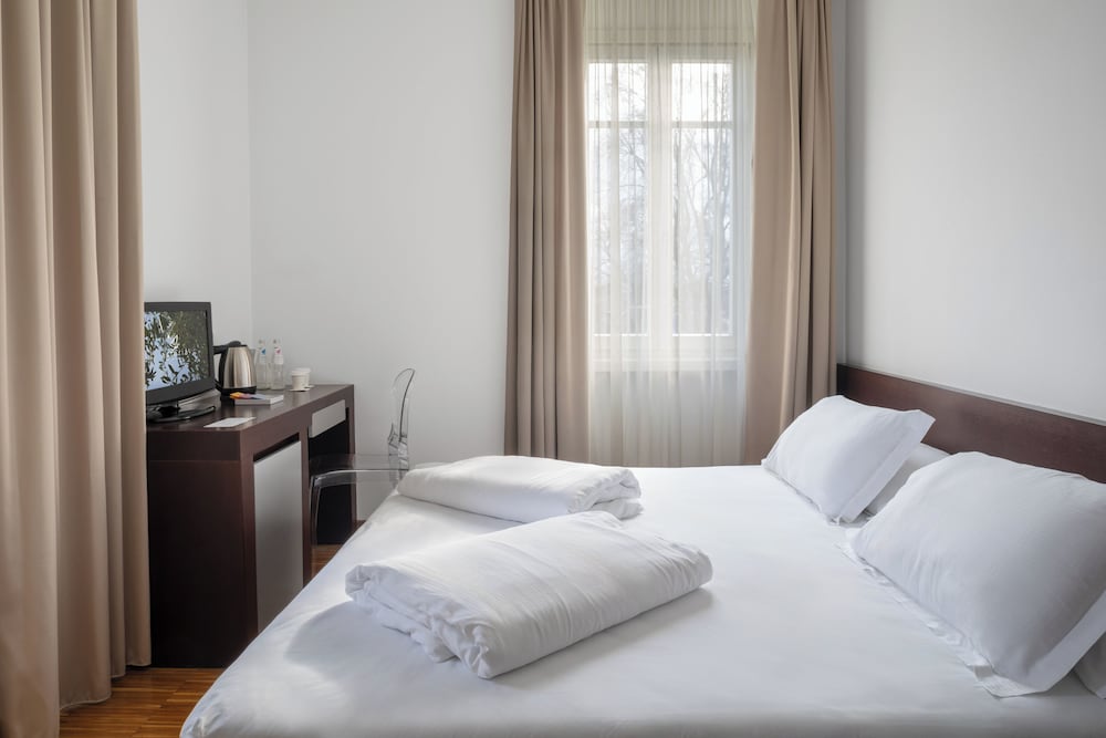 ECONOMY, DOUBLE OR TWIN BED