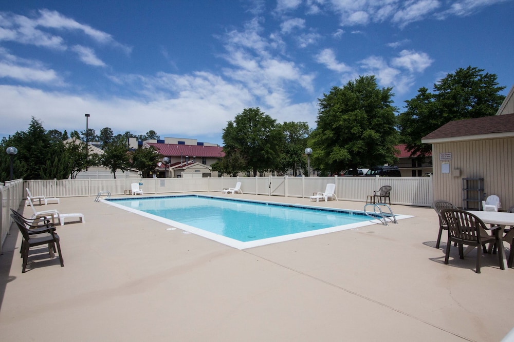 Red Roof Inn & Suites Newport News 30/48