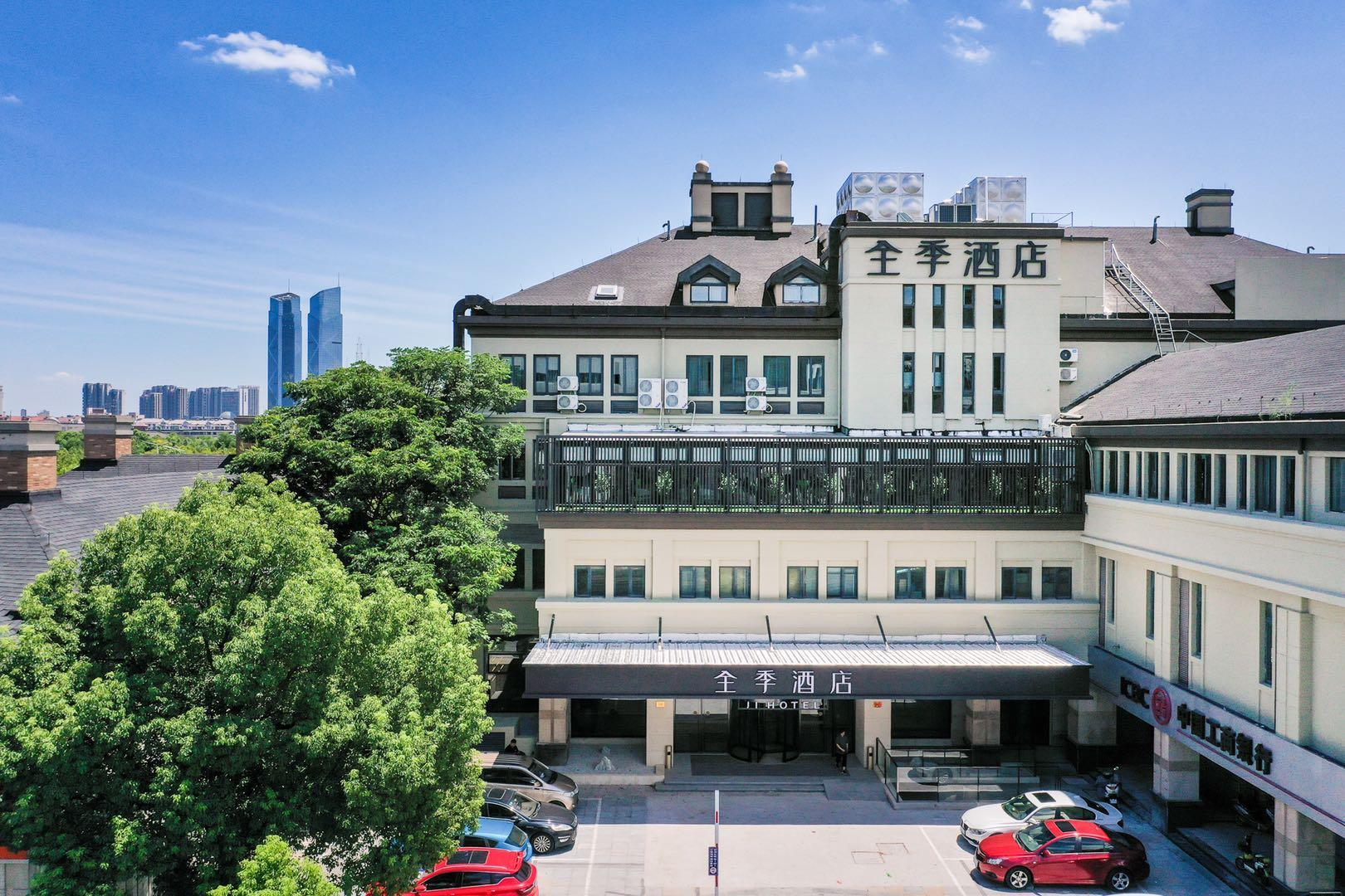 Four Seasons & Rally Hotel 3/47