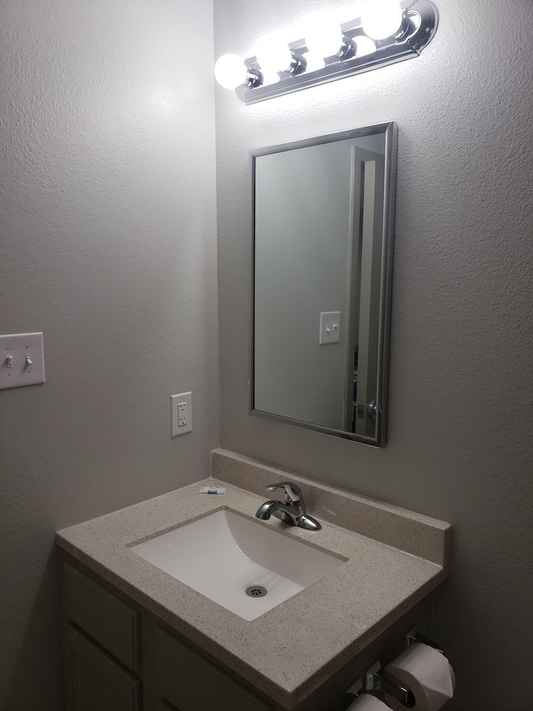 Budget Inn & Suites 54/56