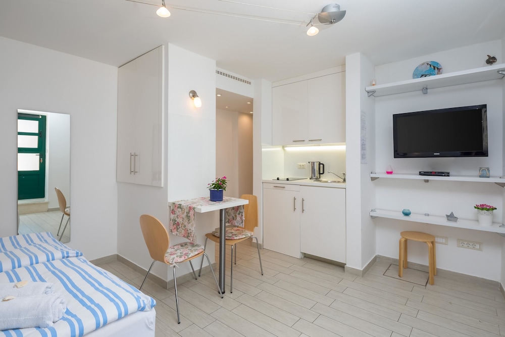 Split Center Suites 52/66