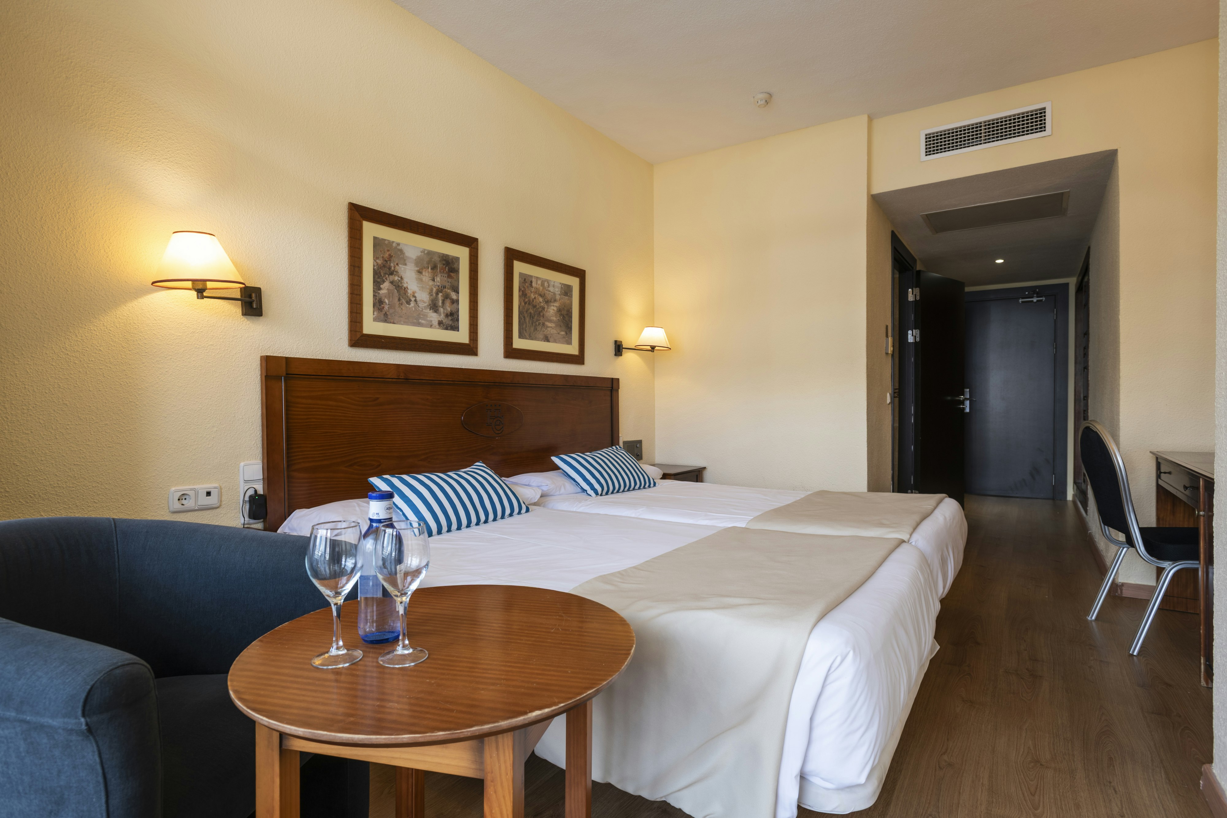 غرفة ديلوكس بسريرين منفصلين، Leonardo Hotel Torremolinos Costa del Sol 4/6