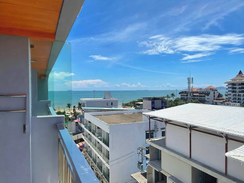 Golden Jomtien Beach Hotel 4/100