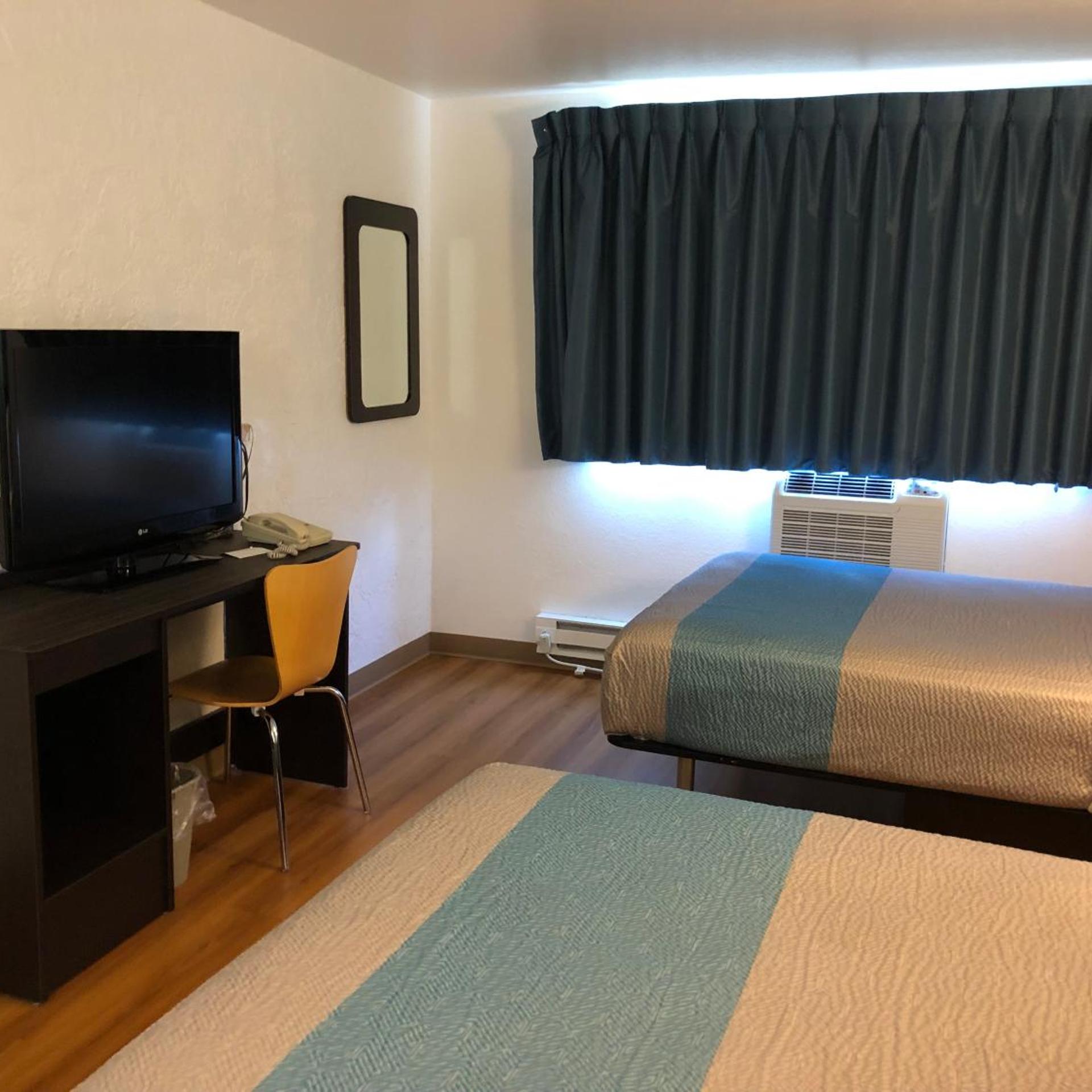 Room, Quadruple, Days Inn by Wyndham La Crosse 6/10