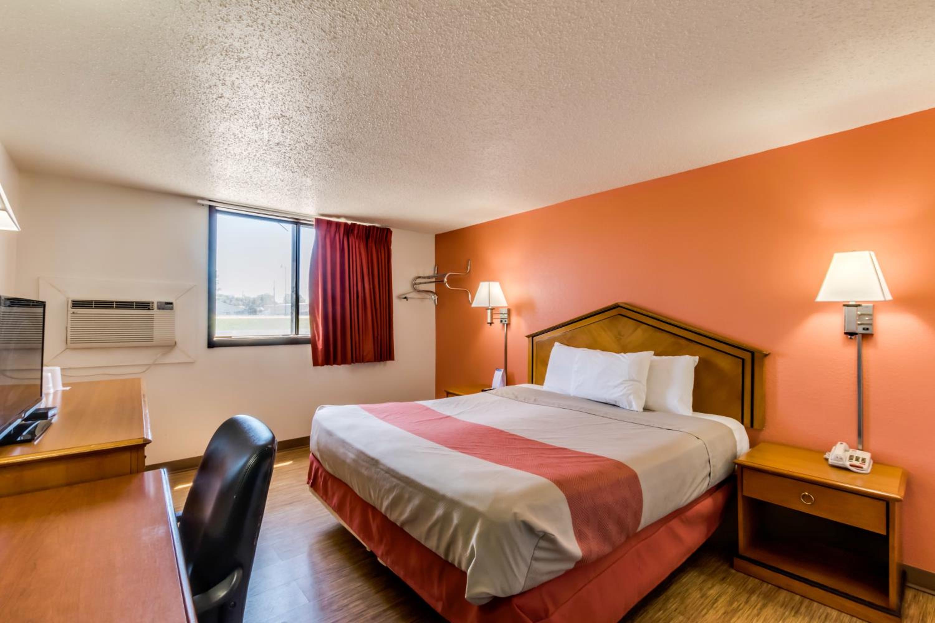غرفة بسرير كينج، Motel6 Albert Lea, MN 4/10