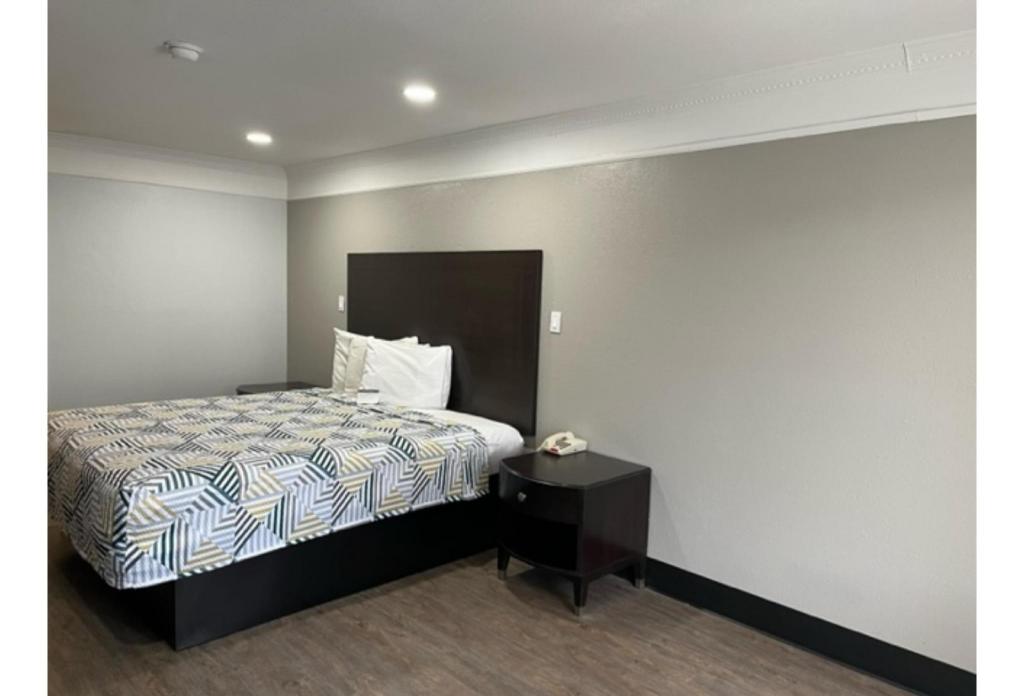 1 King Bed - Non-Smoking, Kitchen