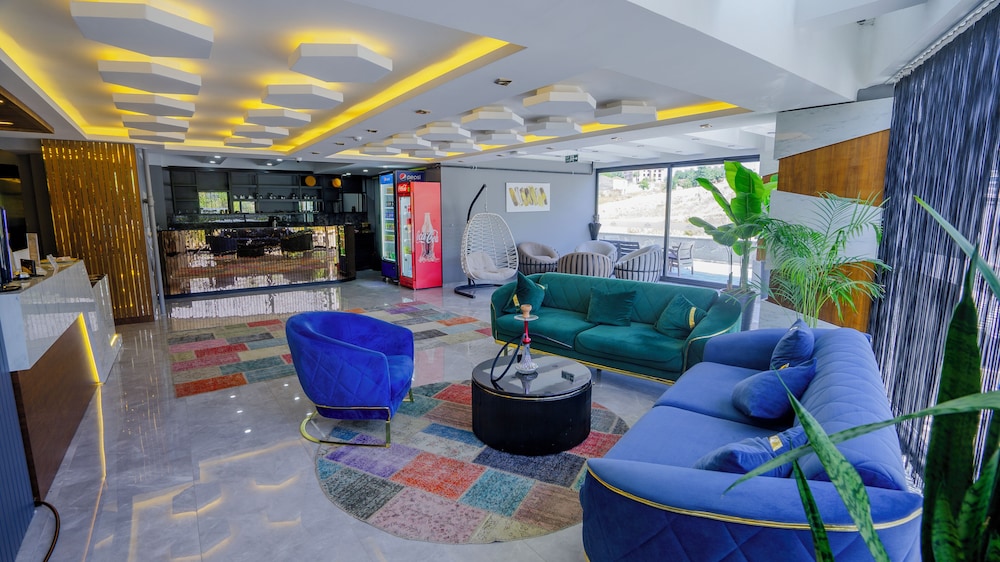 Luxury Airport Hotel 36/48