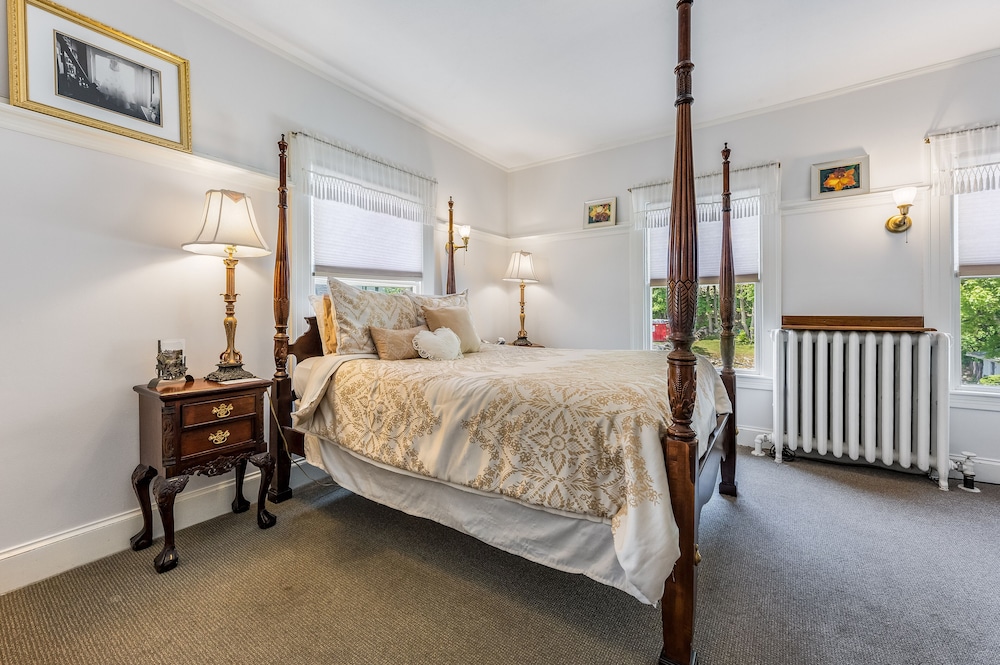 Castle Manor Inn 28/42