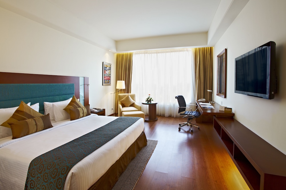 Premier, Suite, King Bed, Metro View