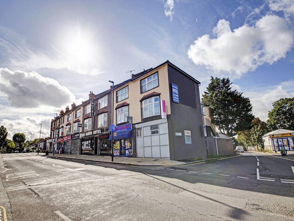 OYO Bostons Manor Hotel, Hanwell London 59/64