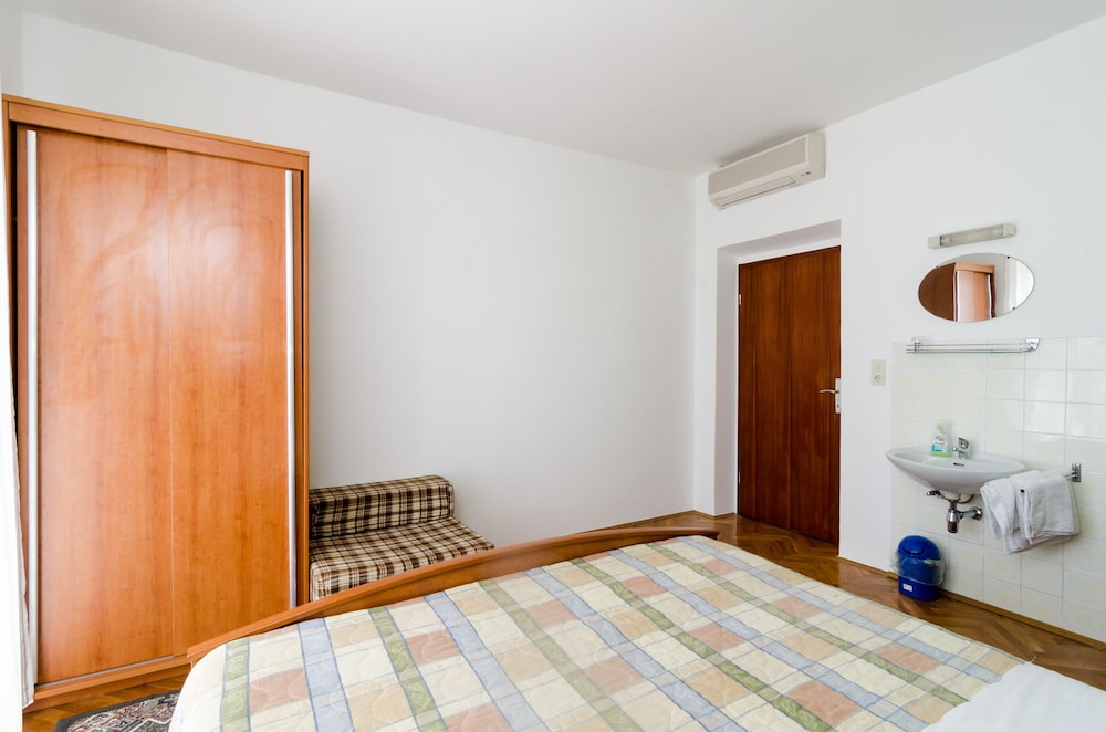 GUESTHOUSE MORETIC 15/40