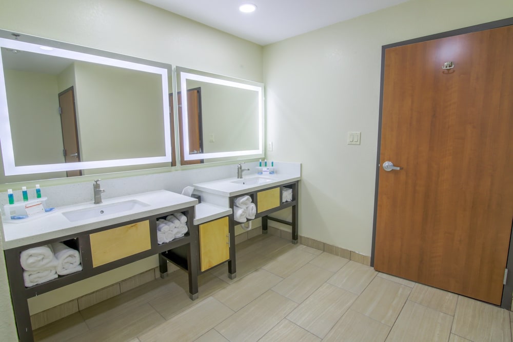 Holiday Inn Express And Suites Raymondville 10/28