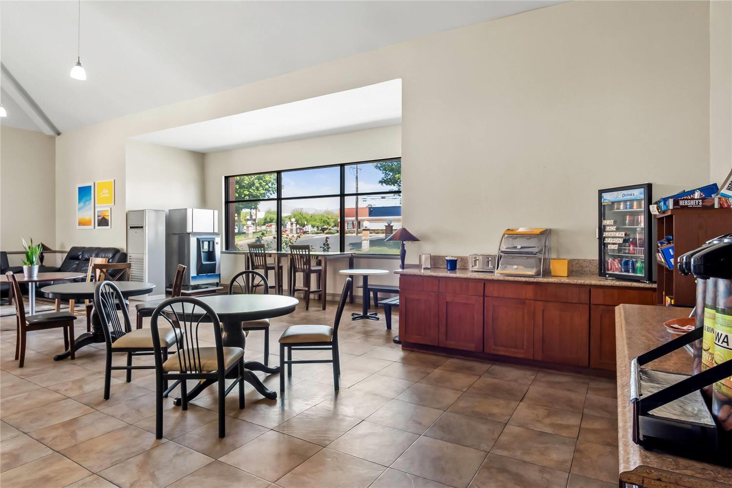 Days Inn by Wyndham Fontana / Rialto 19/34