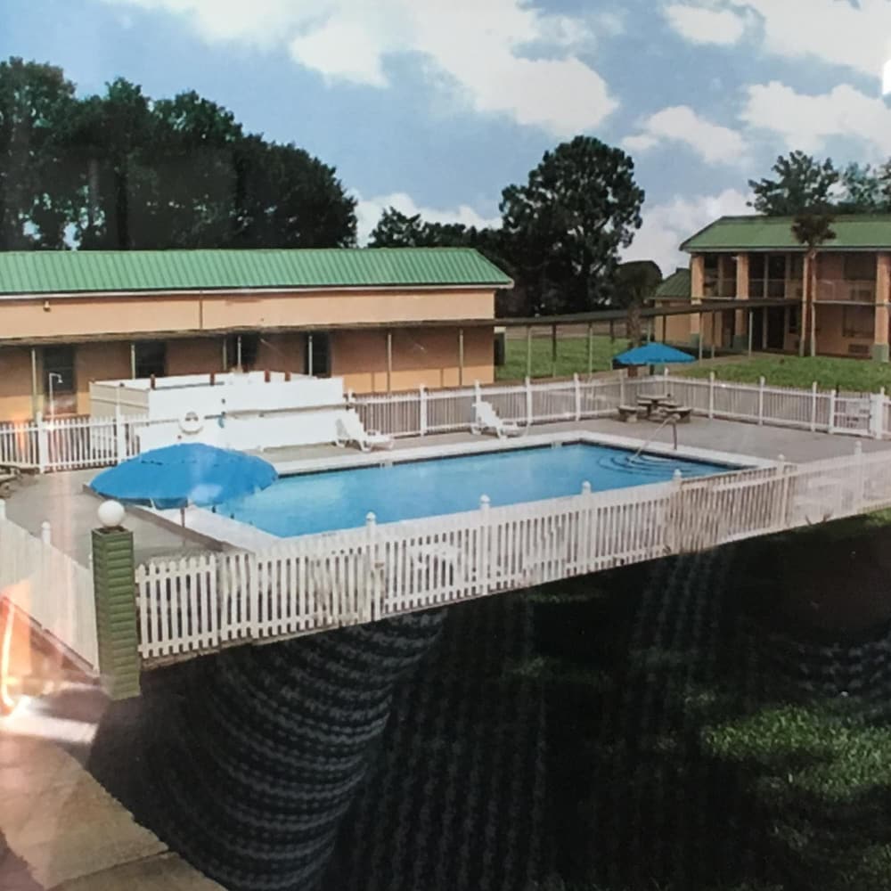Garden Inn & Suites 27/28
