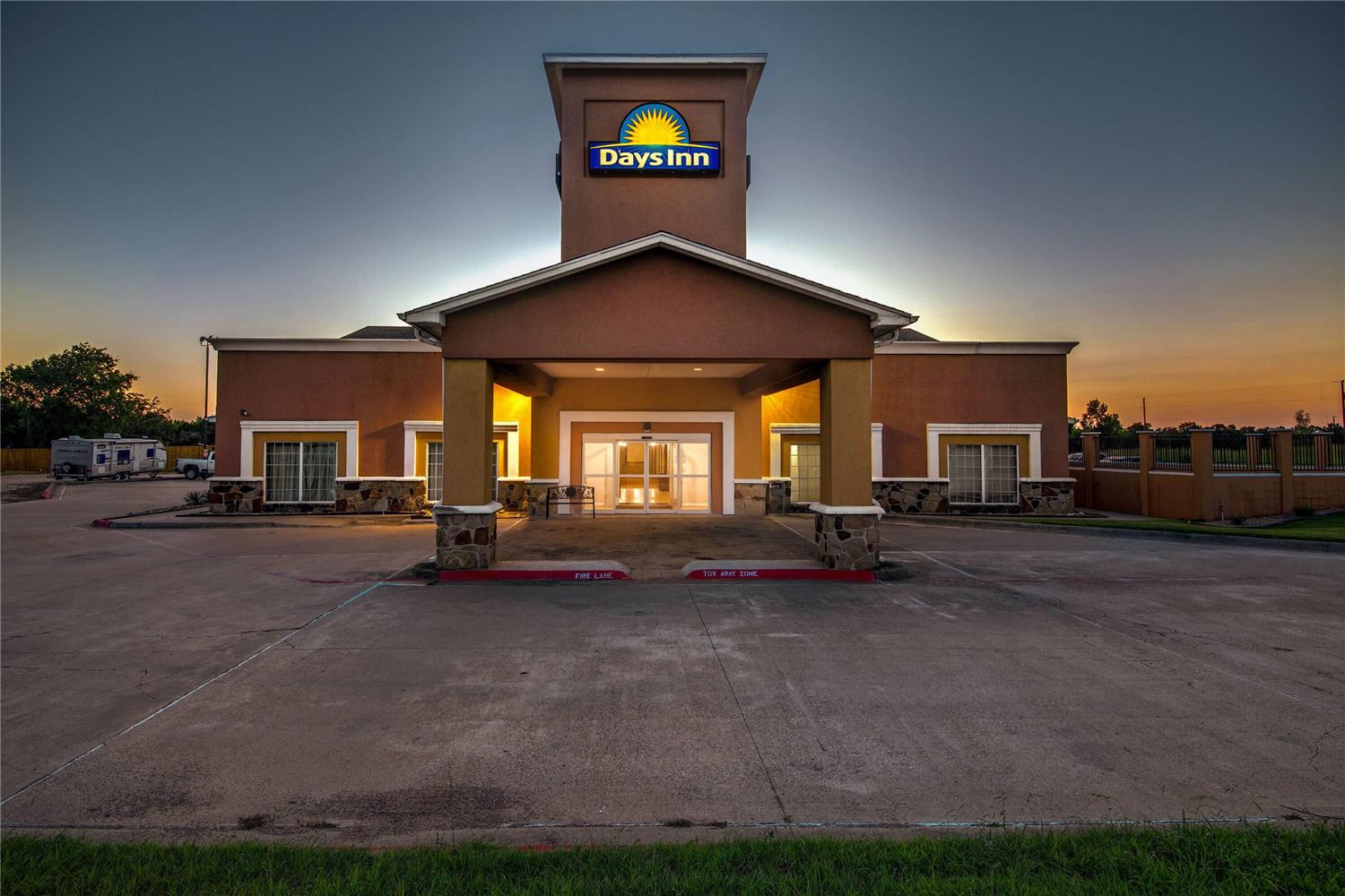 Days Inn by Wyndham Rockdale Texas 1/16