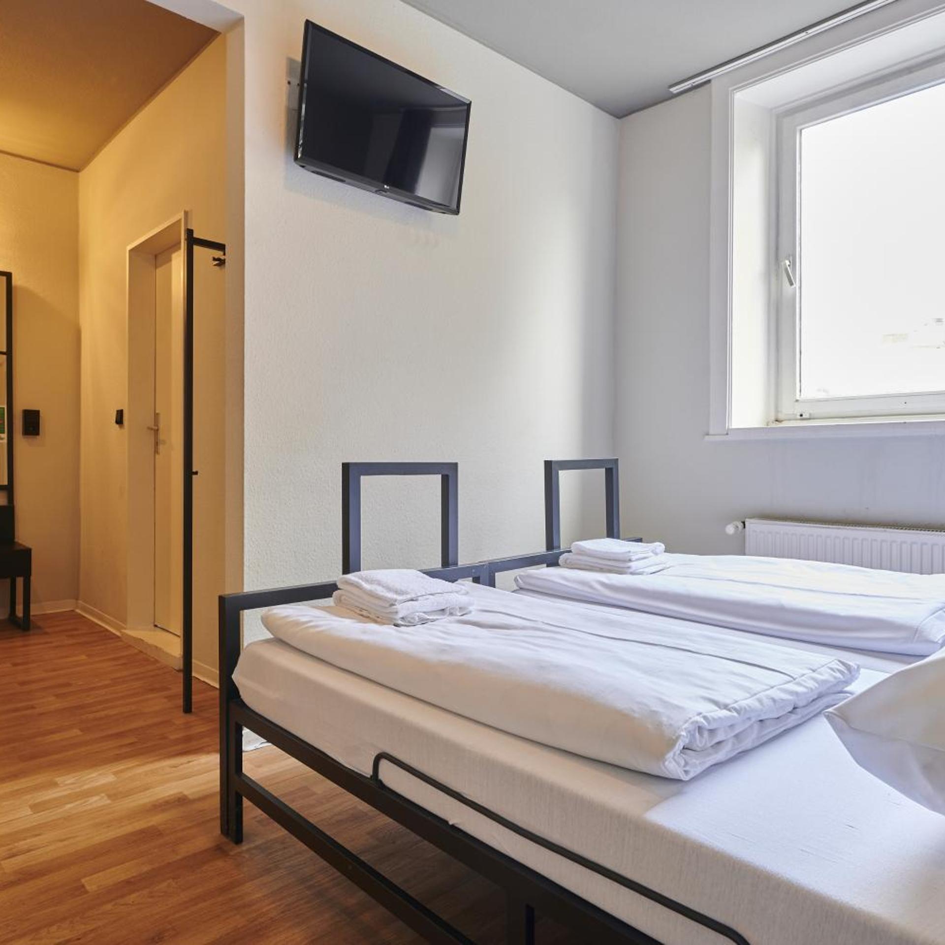 ROOM, SINGLE, TWIN BEDS