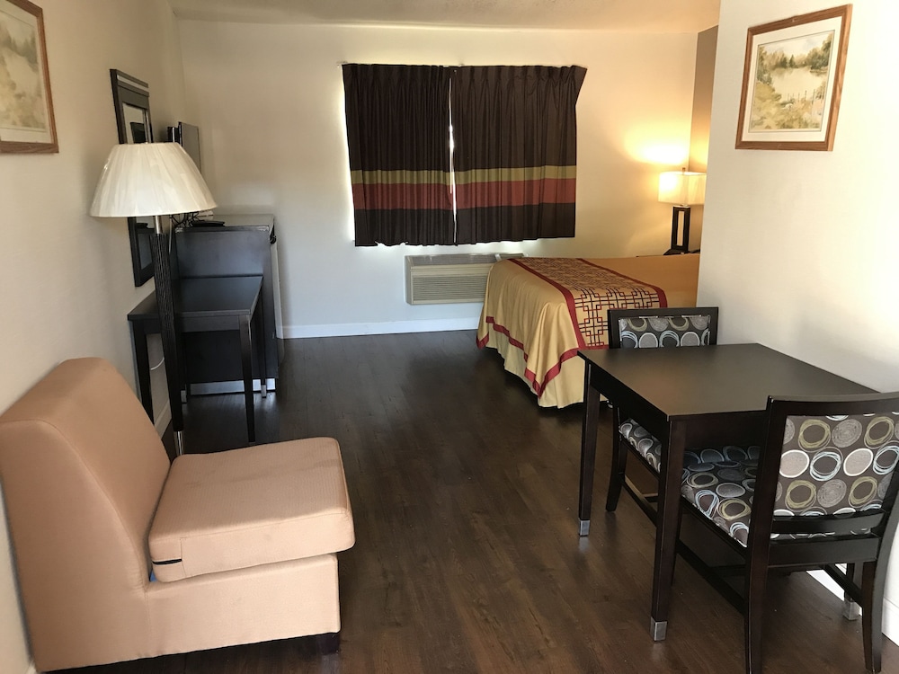 Manhattan Inn & Suites 15/24