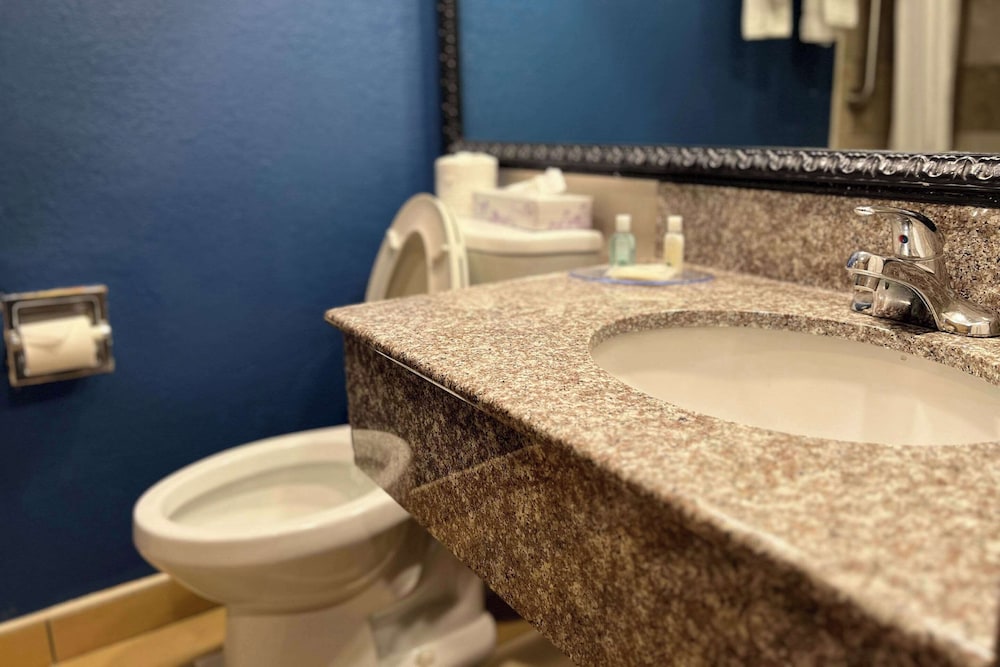 Quality Inn & Suites Louisville East 21/28