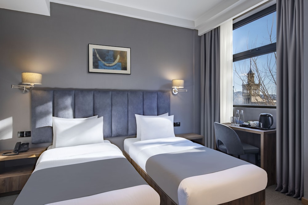 DELUXE, TWIN BEDS