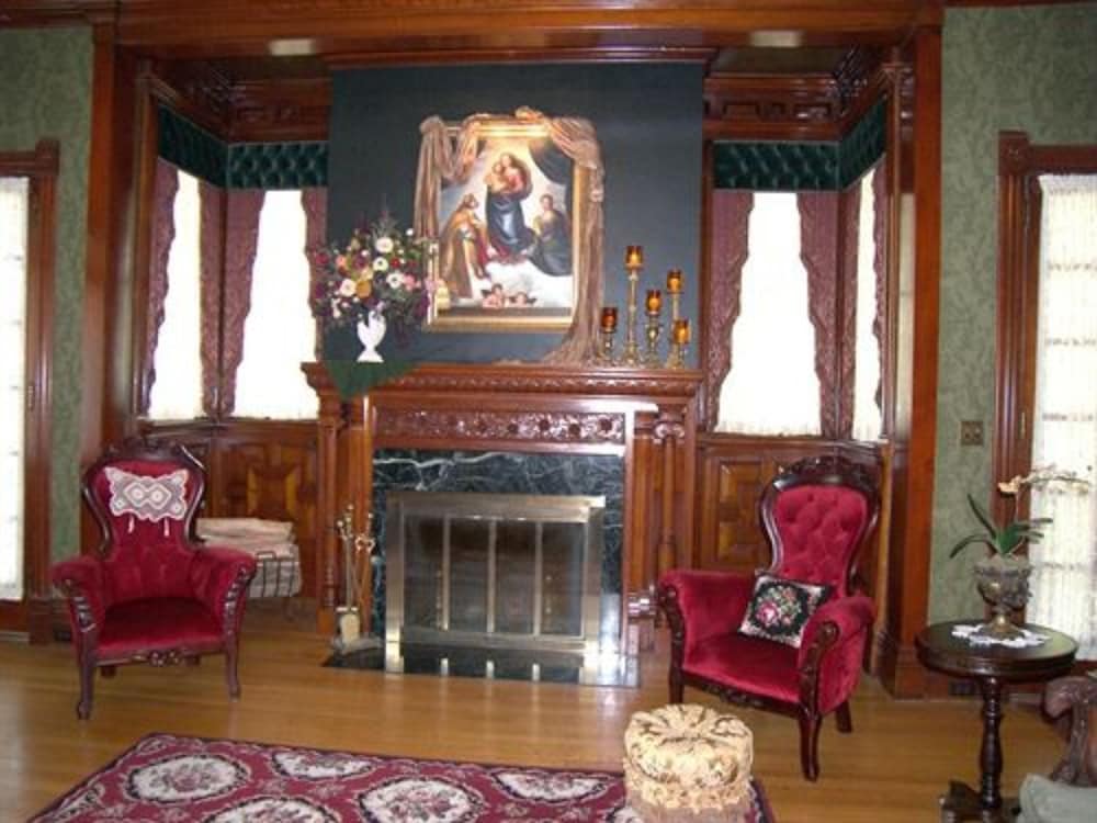 Alexander Mansion Historic Bed and Breakfast 8/48