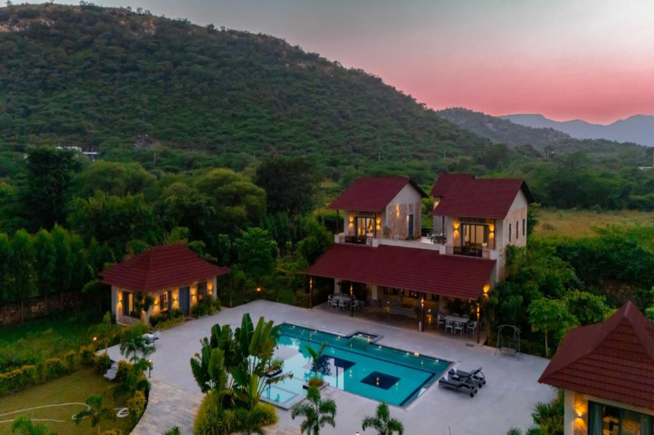 ELIVAAS Raas Stays 4 BHK Retreat with Pvt Pool & Scenic Aravali Views 13/17