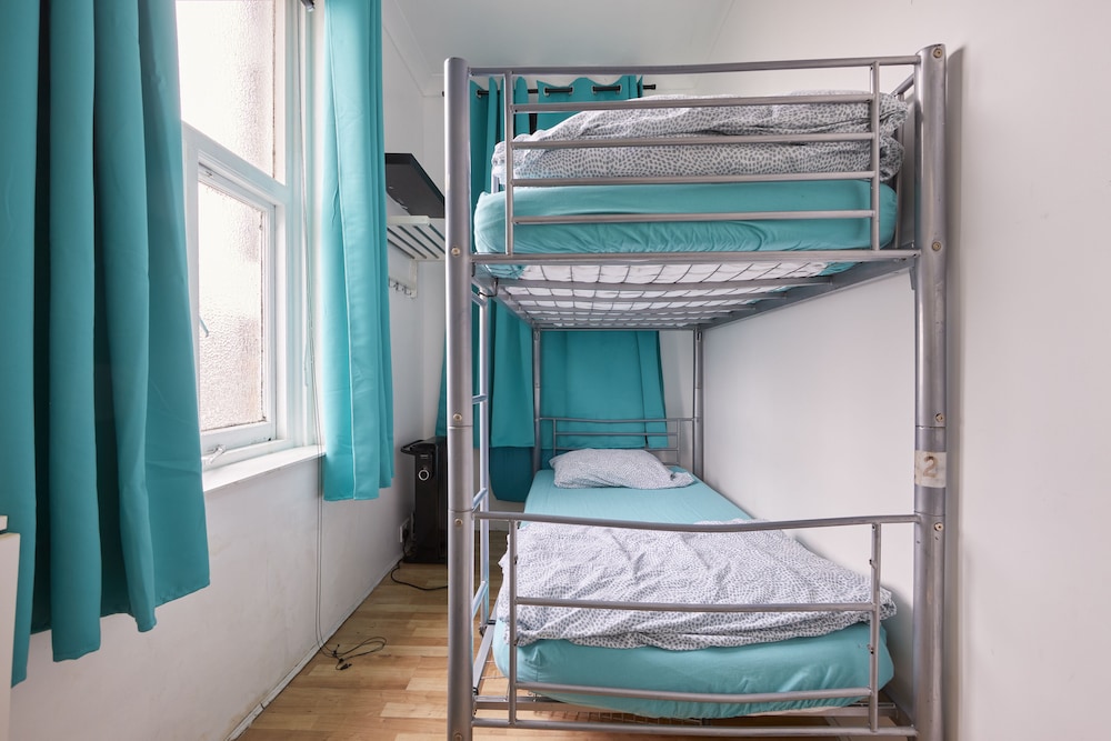 BUDGET, TWIN BEDS, SHARED BATHROOM