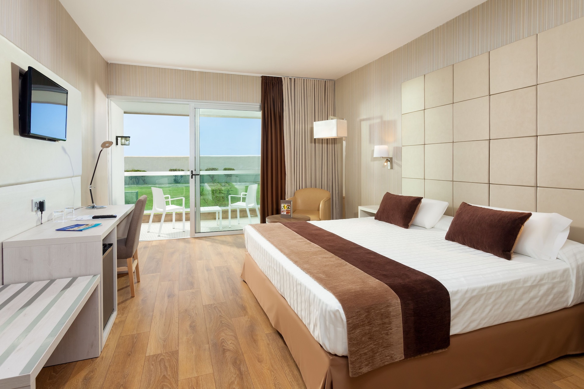 SUPERIOR, QUEEN BED