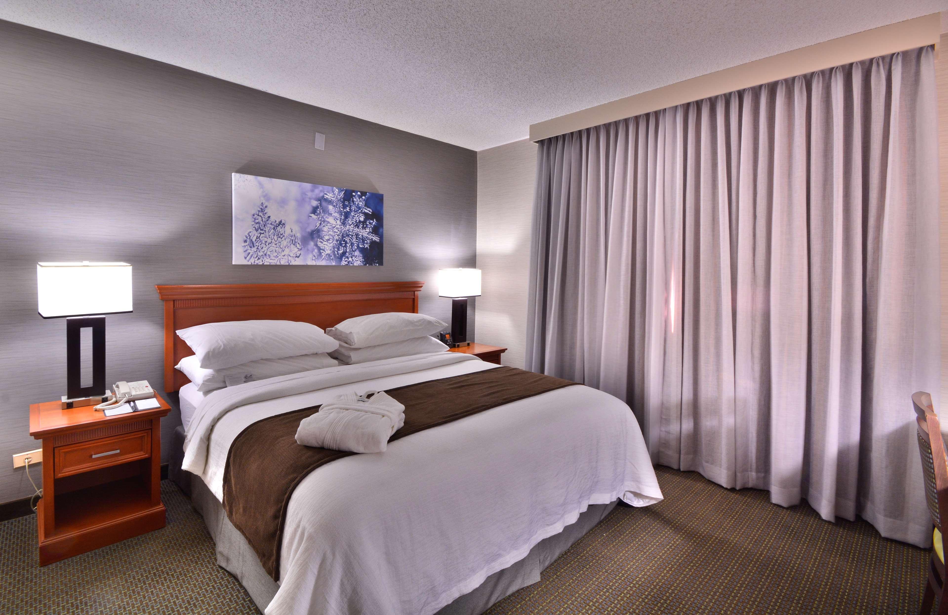 2 ROOMS, SUITE, KING BED, LARGE, CORNER
