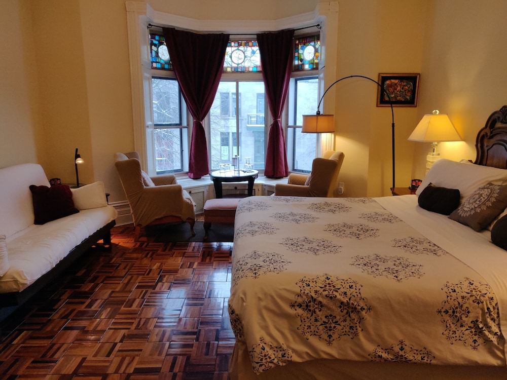 CLASSIC, KING BED, SHARED BATHROOM
