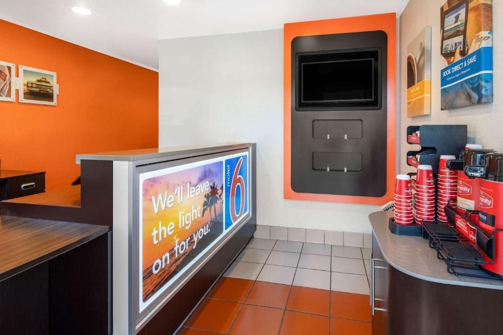 Motel6 Santa Barbara, CA - State Street 19/54