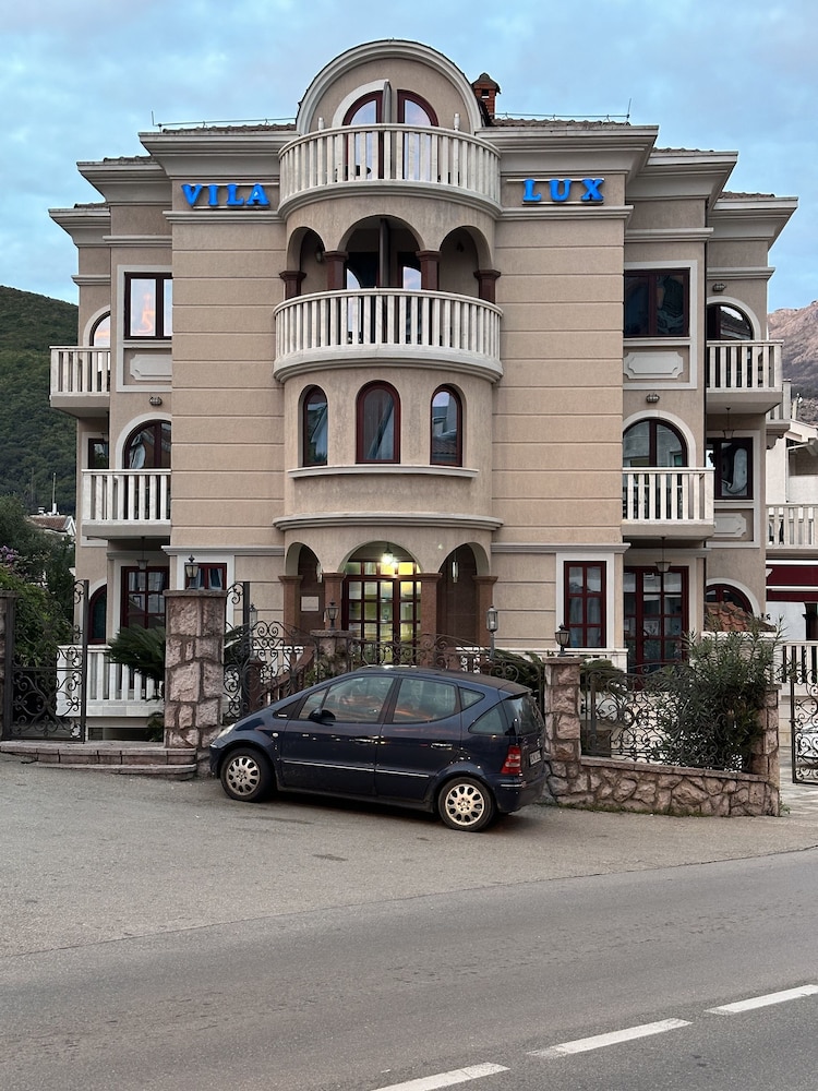 VILA LUX HOTEL 60/70